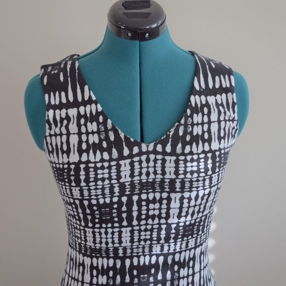 Sleeveless V-Neck Bodycon Form Fitting Mini Dress Black and White Pattern - Picture 2 of 9
